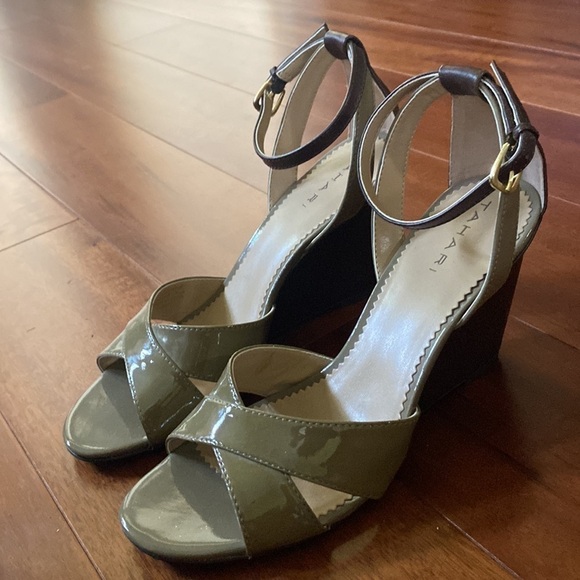 Tahari Gianna taupe and brown patent leather open toe wedge sandals - Picture 3 of 8